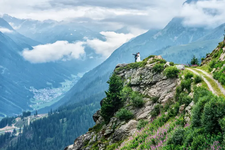 Hochzeitsreportage: Brautpaar in Berglandschaft