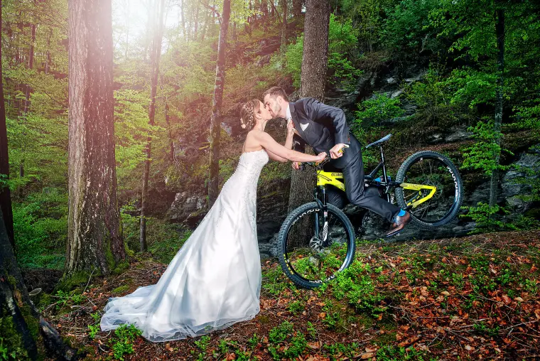 Hochzeitsreportage: Brautpaar mit Mountainbike
