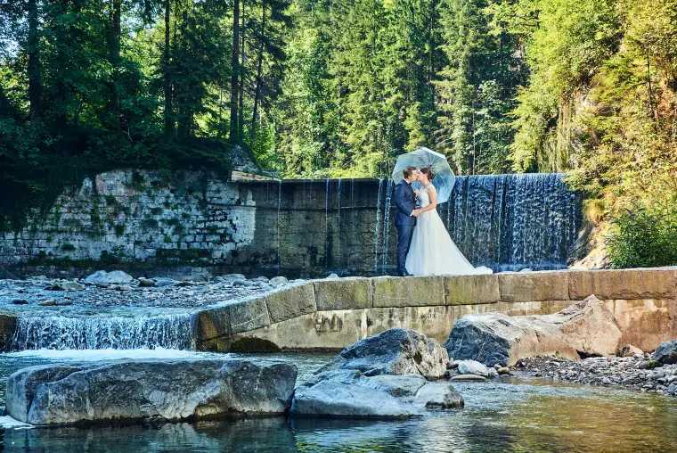 Hochzeitsreportage: Brautpaar am Wasserfall