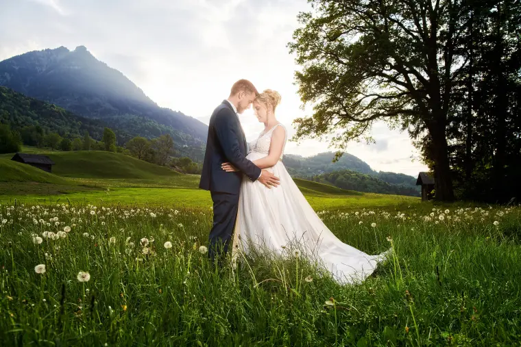 Hochzeitsreportage: Brautpaar in Blumenwiese