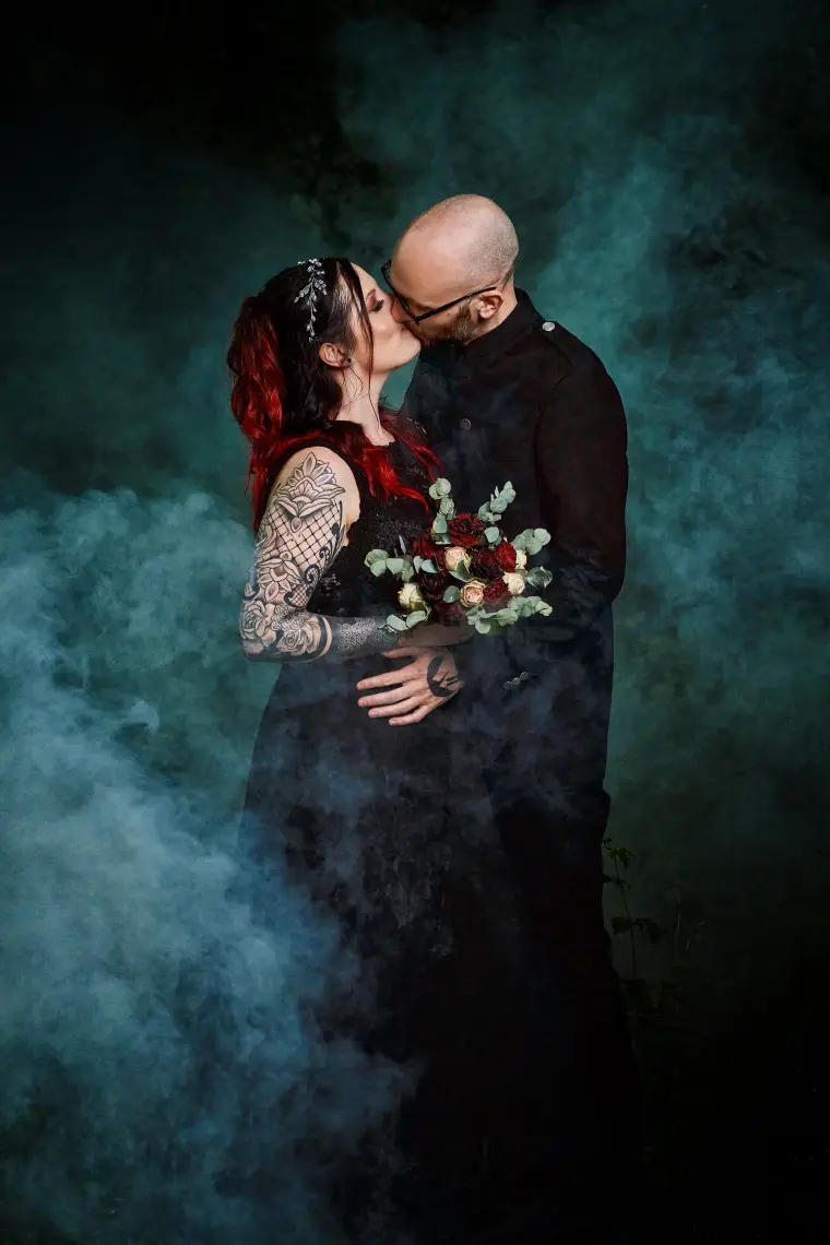 Hochzeitsreportage: Brautpaar im Rauch