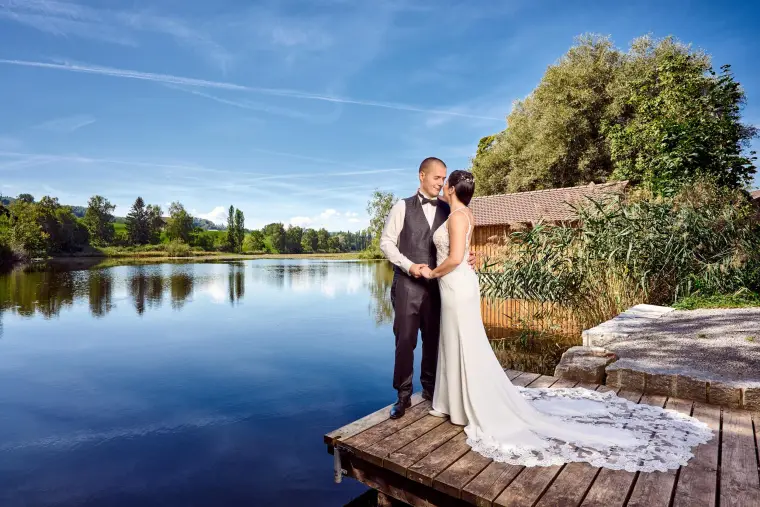Hochzeitsreportage: Brautpaar auf Steg am See