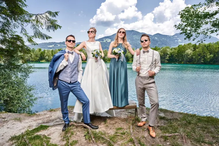 Hochzeitsreportage: Hochzeitsgruppe am See