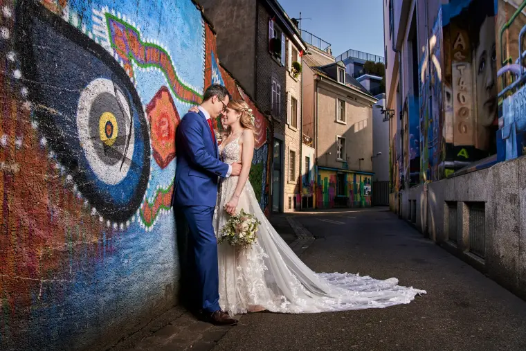 Hochzeitsreportage: Brautpaar vor Graffitiwand