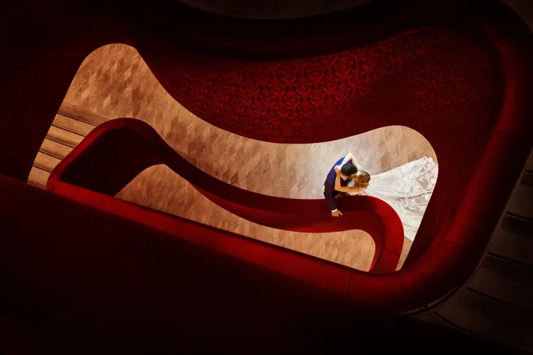 Hochzeitsreportage: Brautpaar auf roter Treppe