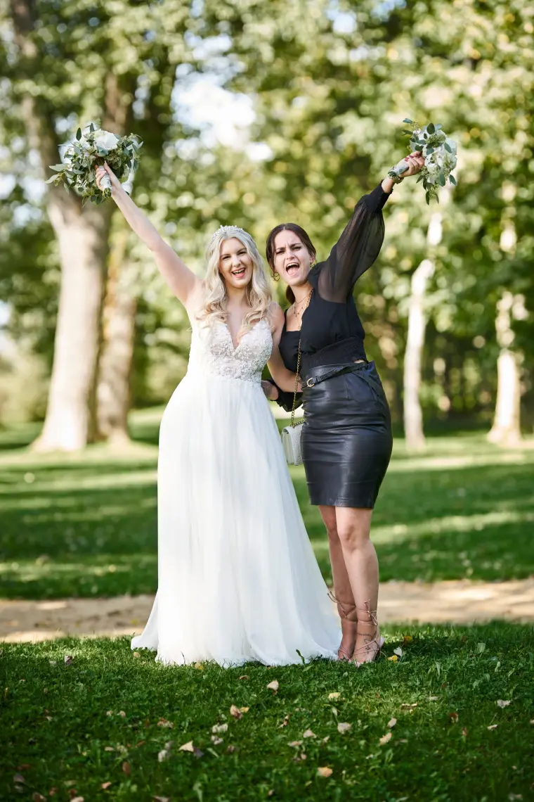 Hochzeitsreportage: Braut mit Freundin im Park