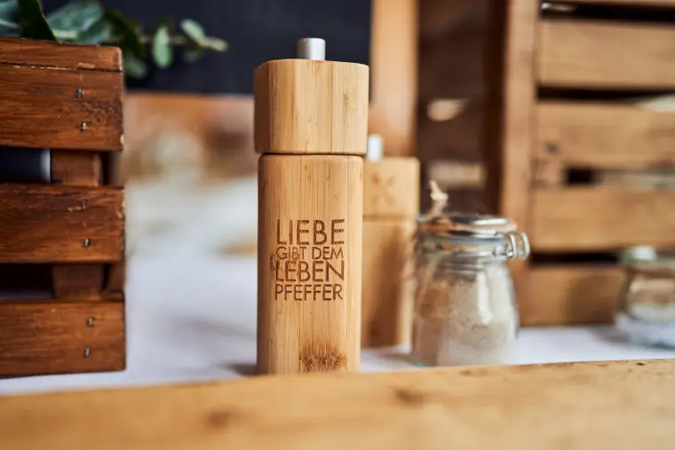 Hochzeitsreportage: Holzpfeffermühle als Tischdetail