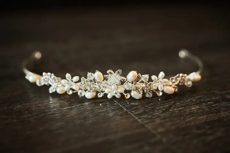 Hochzeitsreportage: Brautschmuck auf Holztisch