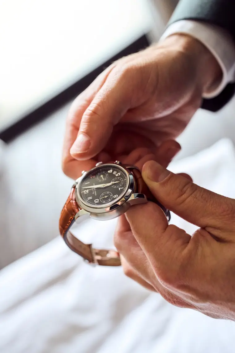 Hochzeitsreportage: Armbanduhr wird angelegt