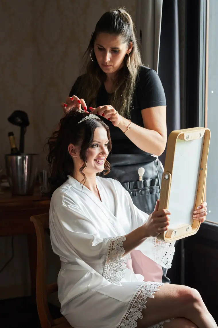 Hochzeitsreportage: Braut beim Haarstyling
