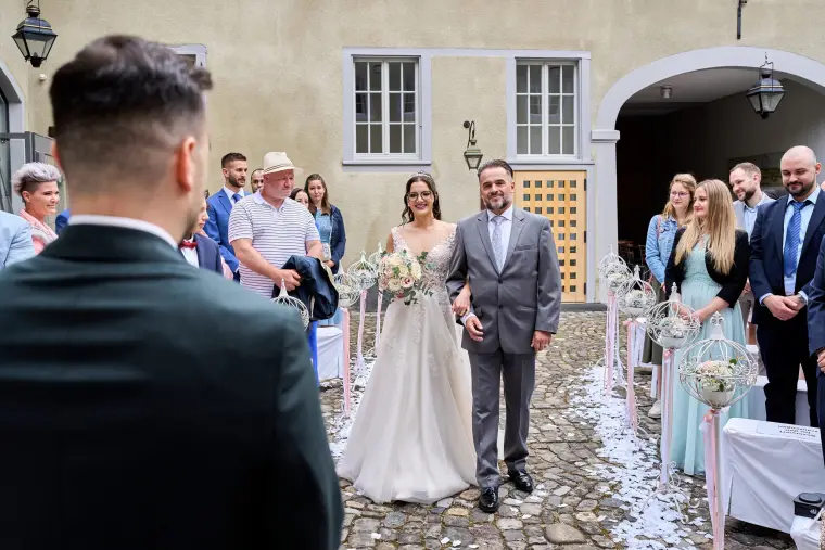 Hochzeitsreportage: Braut zieht zum Altar ein