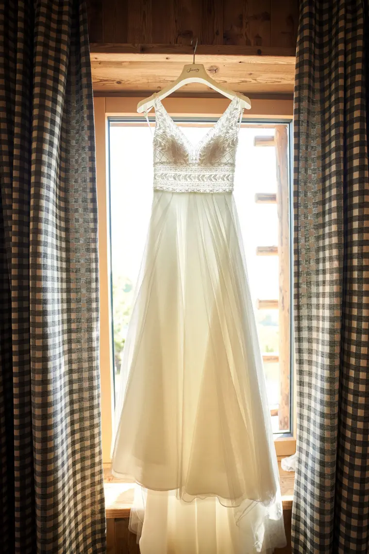 Hochzeitsreportage: Brautkleid am Fenster