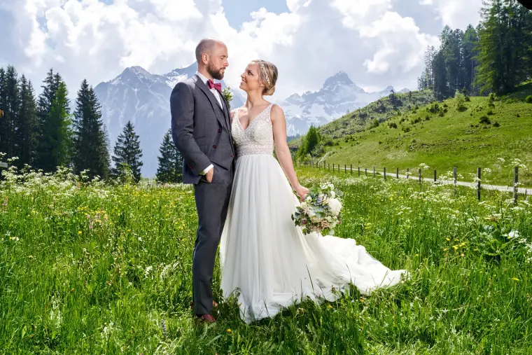 Hochzeitsreportage: Brautpaar in Berglandschaft