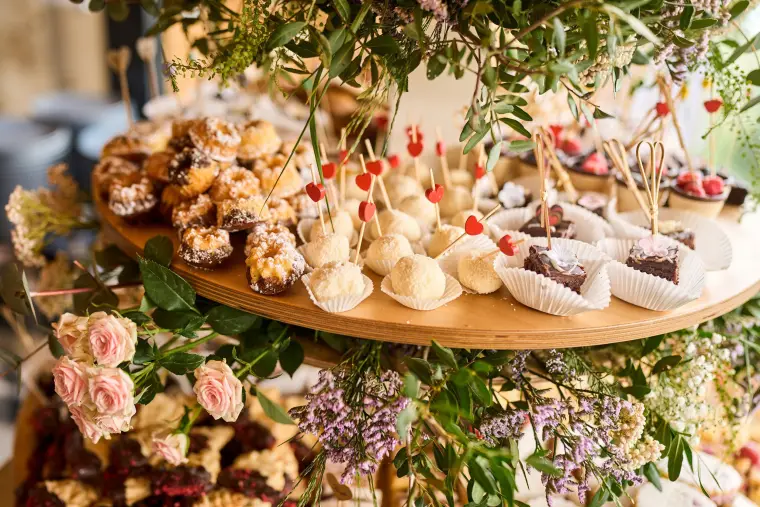 Hochzeitsreportage: Süßes Buffet mit Blumen