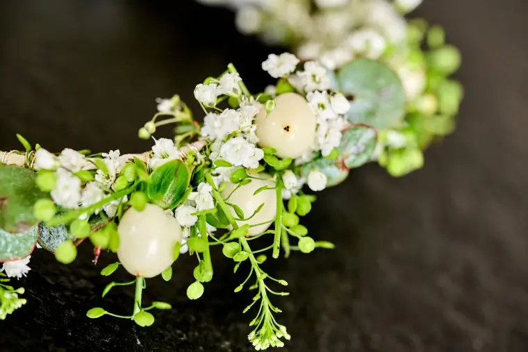 Hochzeitsreportage: Blumenkranz mit weißen Beeren