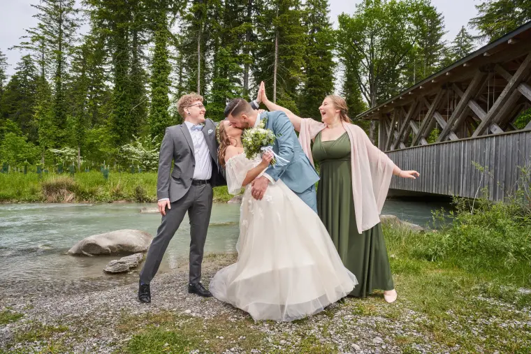 Hochzeitsreportage: Gruppenfoto am Fluss