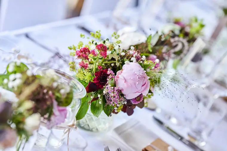 Hochzeitsreportage: Tischdeko mit bunten Blumen
