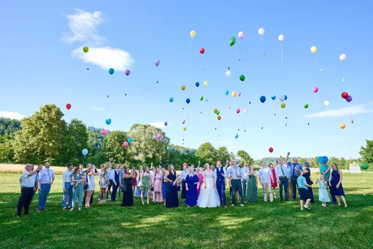 Hochzeitsreportage: Gäste lassen Luftballons steigen