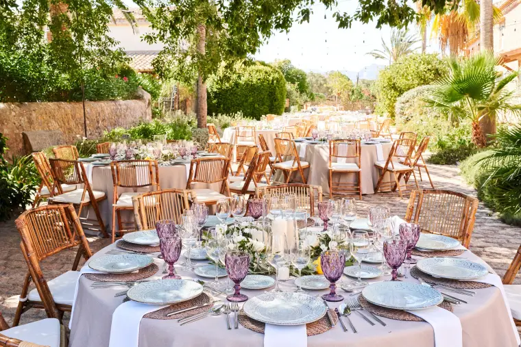 Hochzeitsreportage: Outdoor-Hochzeitstafel im Garten