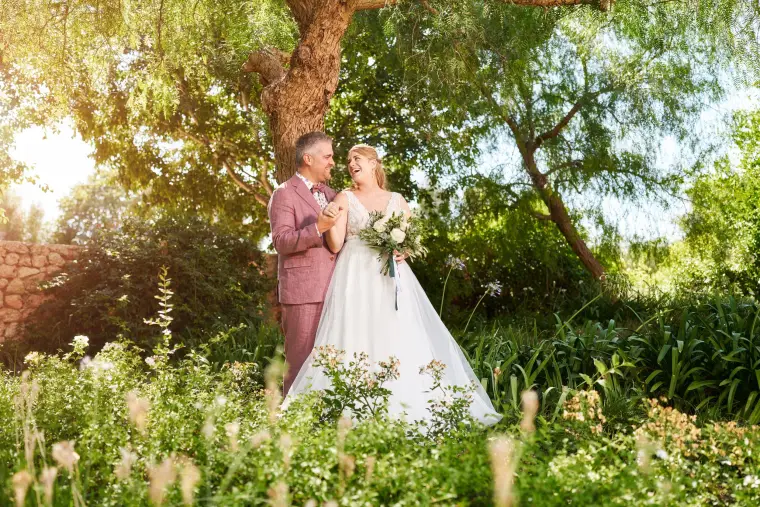 Hochzeitsreportage: Brautpaar im grünen Garten