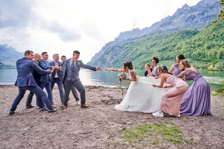 Hochzeitsreportage: Hochzeitsgruppe am Bergsee