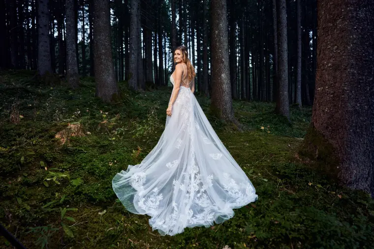 Hochzeitsreportage: Braut im dunklen Wald