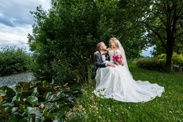 Hochzeitsreportage: Brautpaar am Teich