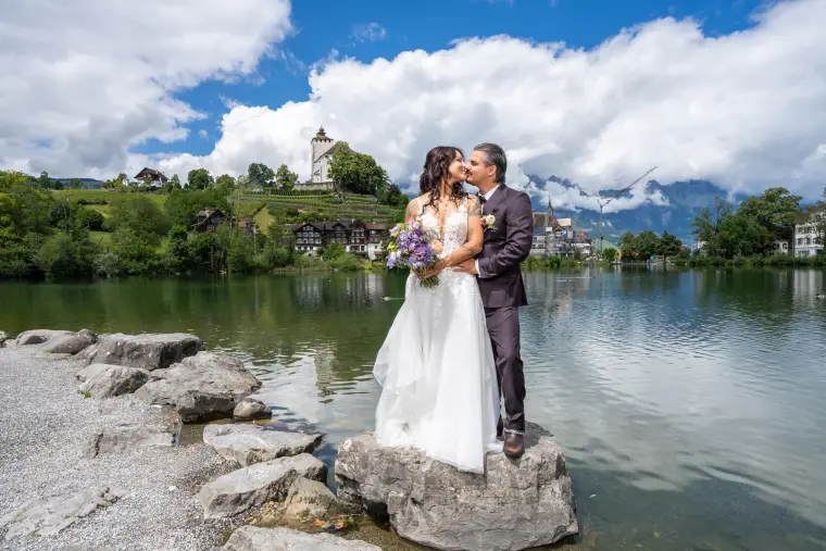 Hochzeitsreportage: Brautpaar am See