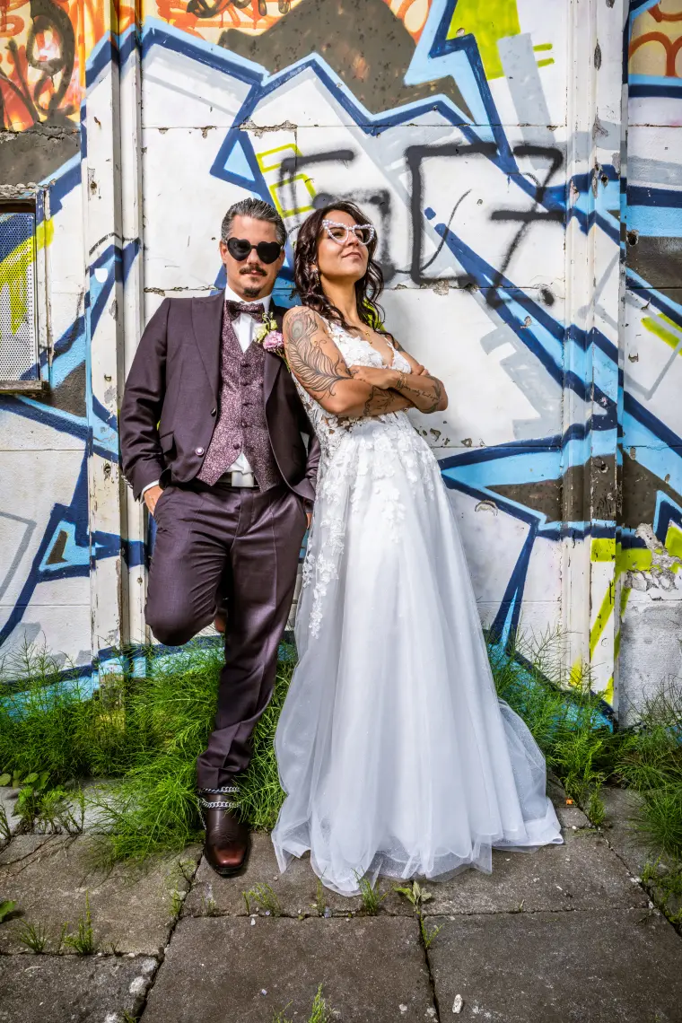 Hochzeitsreportage: Brautpaar vor Graffitiwand