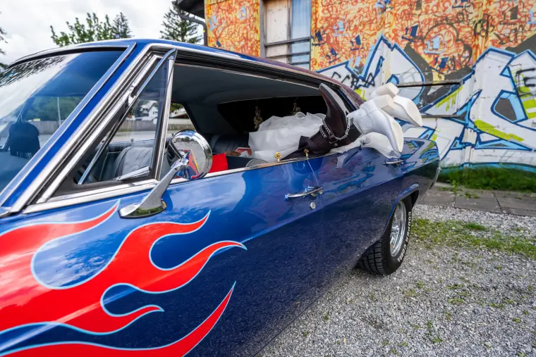 Hochzeitsreportage: Beine aus blauem Auto