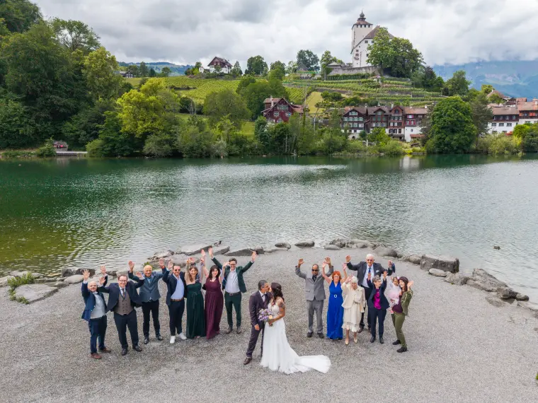 Hochzeitsreportage: Hochzeitsgruppe am See