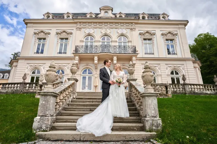 Hochzeitsreportage: Brautpaar vor Villa