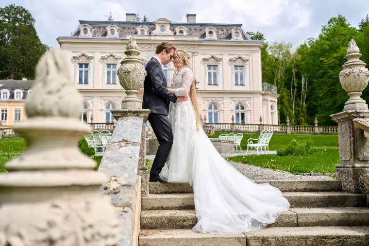 Hochzeitsreportage: Brautpaar auf Schlosstreppe